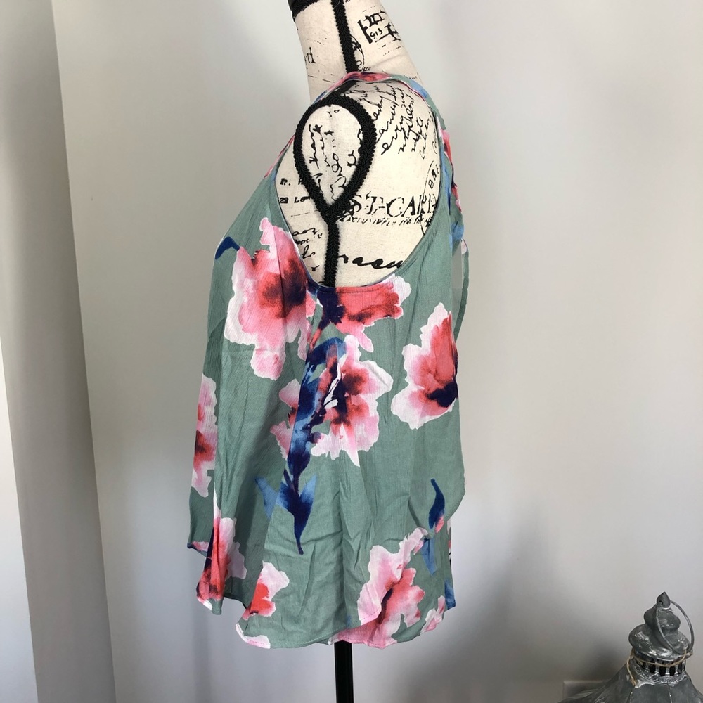 NWT Sage Floral Top - Picture 3 of 5